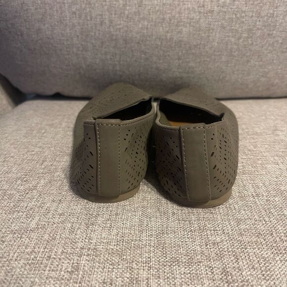 Seychelles Anthropologie Green Perforated Laser Cut Flats Womens Size 7W - Picture 4 of 6